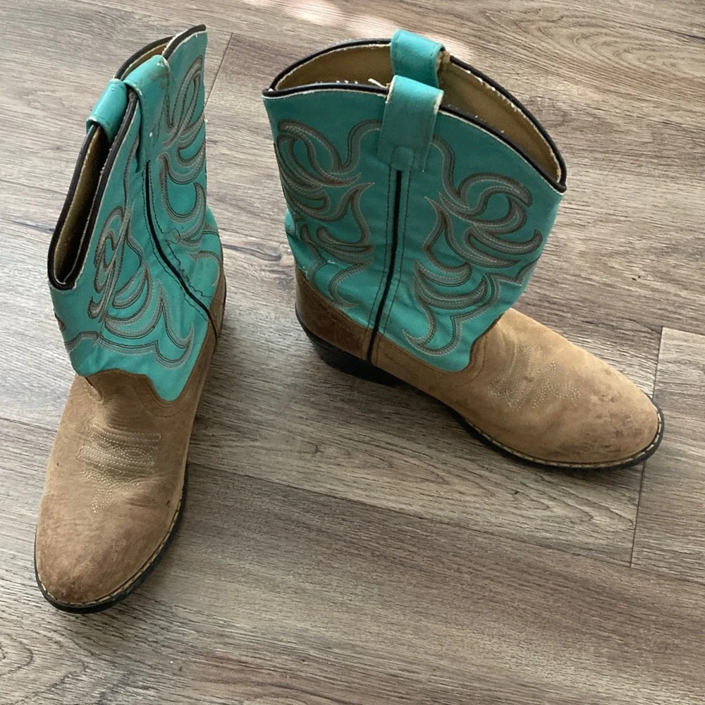 Shyanne Turquoise and Tan Western Boots Sz 4